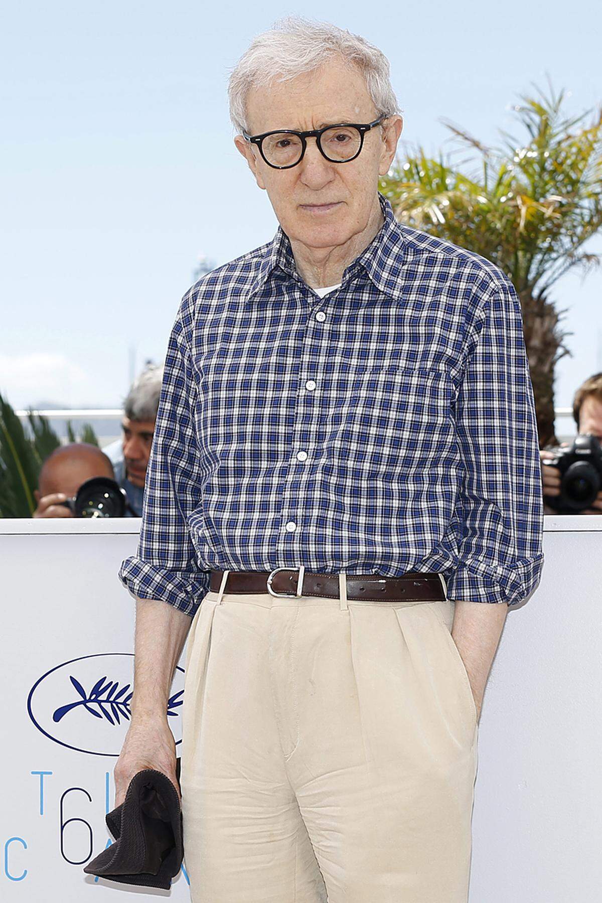 Woody Allen ist einer der produktivsten Regisseure unserer Zeit. Langsam steuert Woody Allen auf seine 50. Regiearbeit zu. Immer wieder war er selbst Hauptdarsteller in seinen Filmen, in Nuancen derselben Rolle: die des liebenswerten, aber glücklosen Verlierers, der sich eigentlich nur durch die Welt und das Leben kämpfen will.  "Filmemachen ist eine gute Ablenkung von den Qualen des Lebens", sagte der "Stadtneurotiker" einmal. BEgonnen hat er Comedian. Regie zu führen beginnt er, damit keiner in seine Drehbücher reinpfuschen kann. Am 1. Dezember wurde der filmische Vielarbeiter 80. "Ich habe keine Angst vor dem Tod. Ich möchte nur nicht dabei sein, wenn's passiert", gehört zu seinen bekanntesten Zitaten.