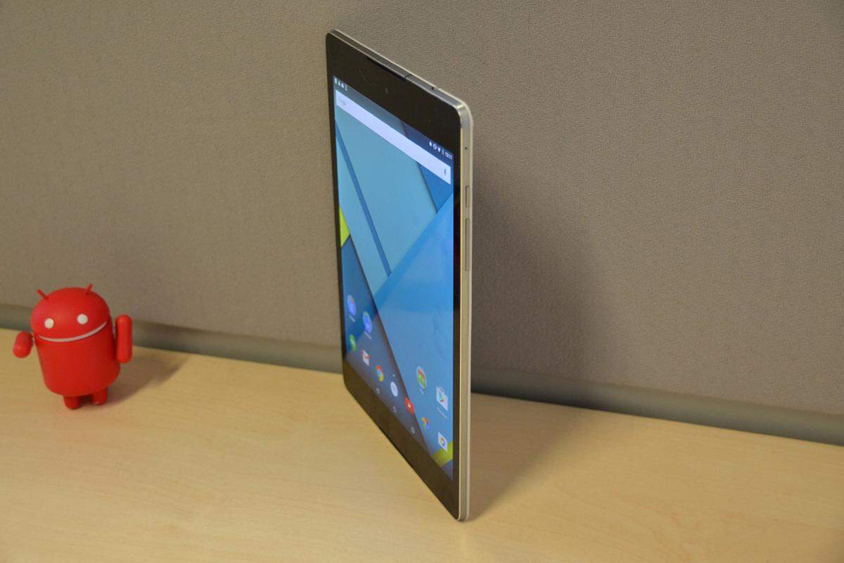 Und das spiegelt sich im neun Zoll großen Android-Tablet wider. Das Design wirkt unausgereift und veraltet. Zu dick und kantig ist das von HTC gefertigte Gerät. Durch HTCs lange Abstinenz auf dem Tablet-Markt scheint man ein wenig aus der Übung gekommen zu sein.