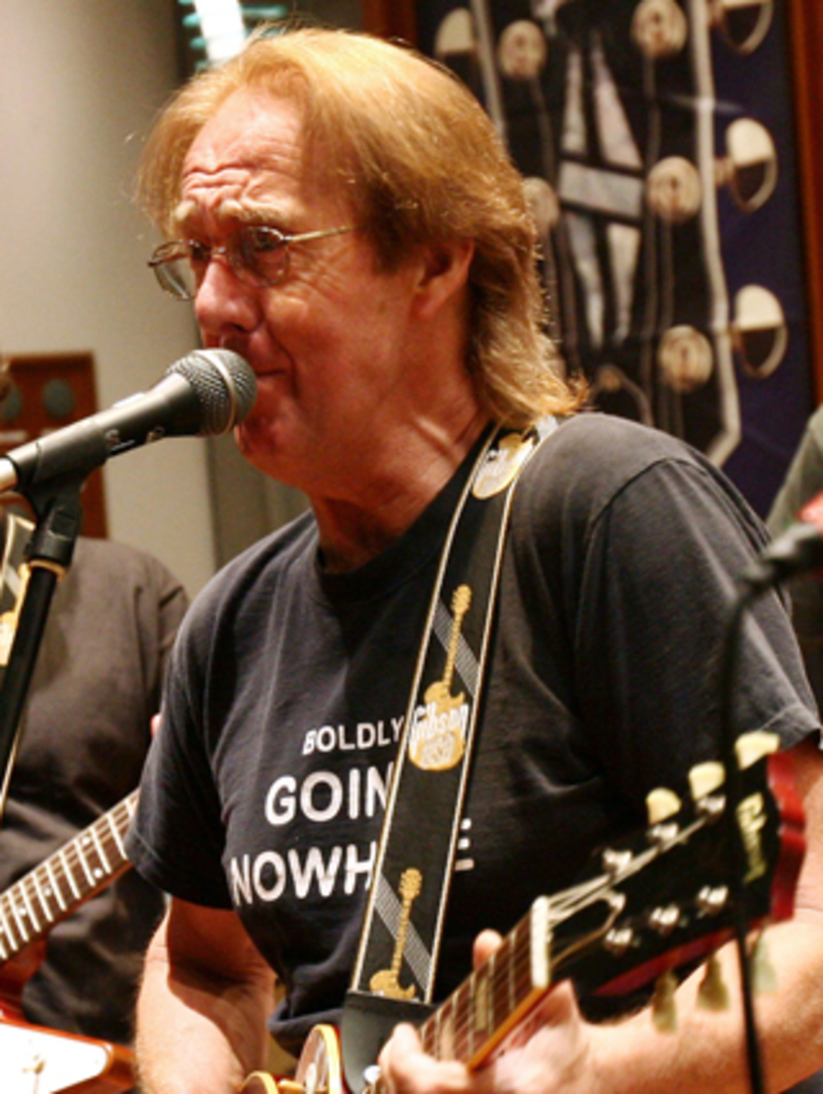 Als erste Band durfte die Spencer Davis Group das Publikum begeistern. Und schaffte es mit Hits wie "Keep on running" oder "Gimme some lovin" auch. Für Historiker: Von der Originalbesetzung 1965 sind heute noch Spencer Davis selbst und Keyboarder Eddie Hardin dabei (gut, der kam "erst" 1967 für Steve Winwood). In eigener Sache: Die Band spielte fast eine halbe Stunde früher als angenommen, daher haben wir die Photophase verpasst. 