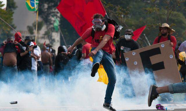 Gewaltsame Proteste gegen Präsident Michel Temer: Einige Demonstranten setzten offizielle Gebäude in Brand.