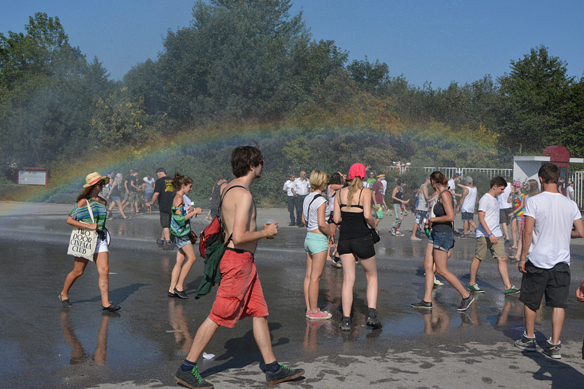 Eine "Gemeinschaftsdusche" war ein probates Mittel gegen die hohen Temperaturen.