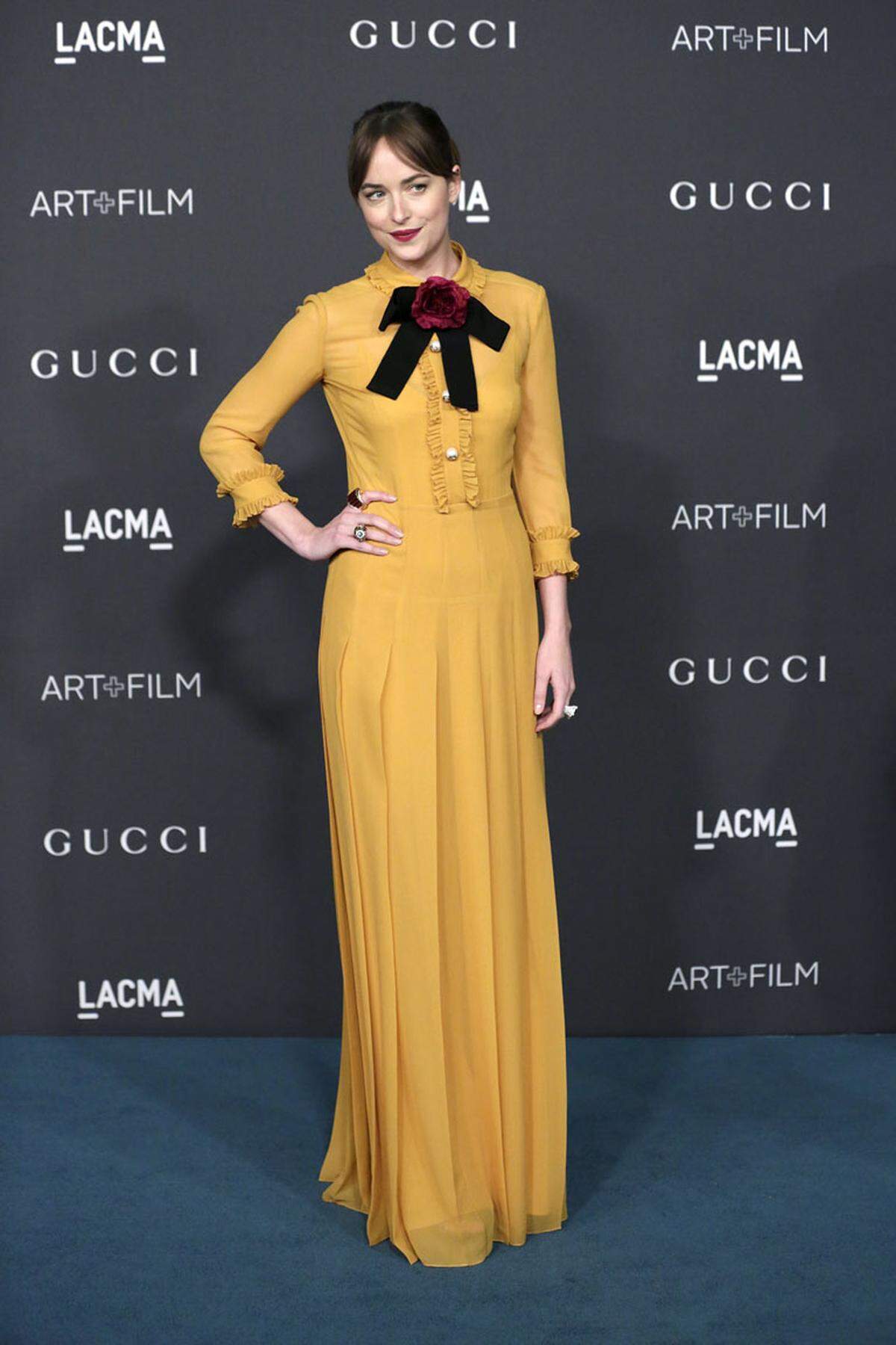 Dakota Johnson setzte gelbe Akzente in Gucci.