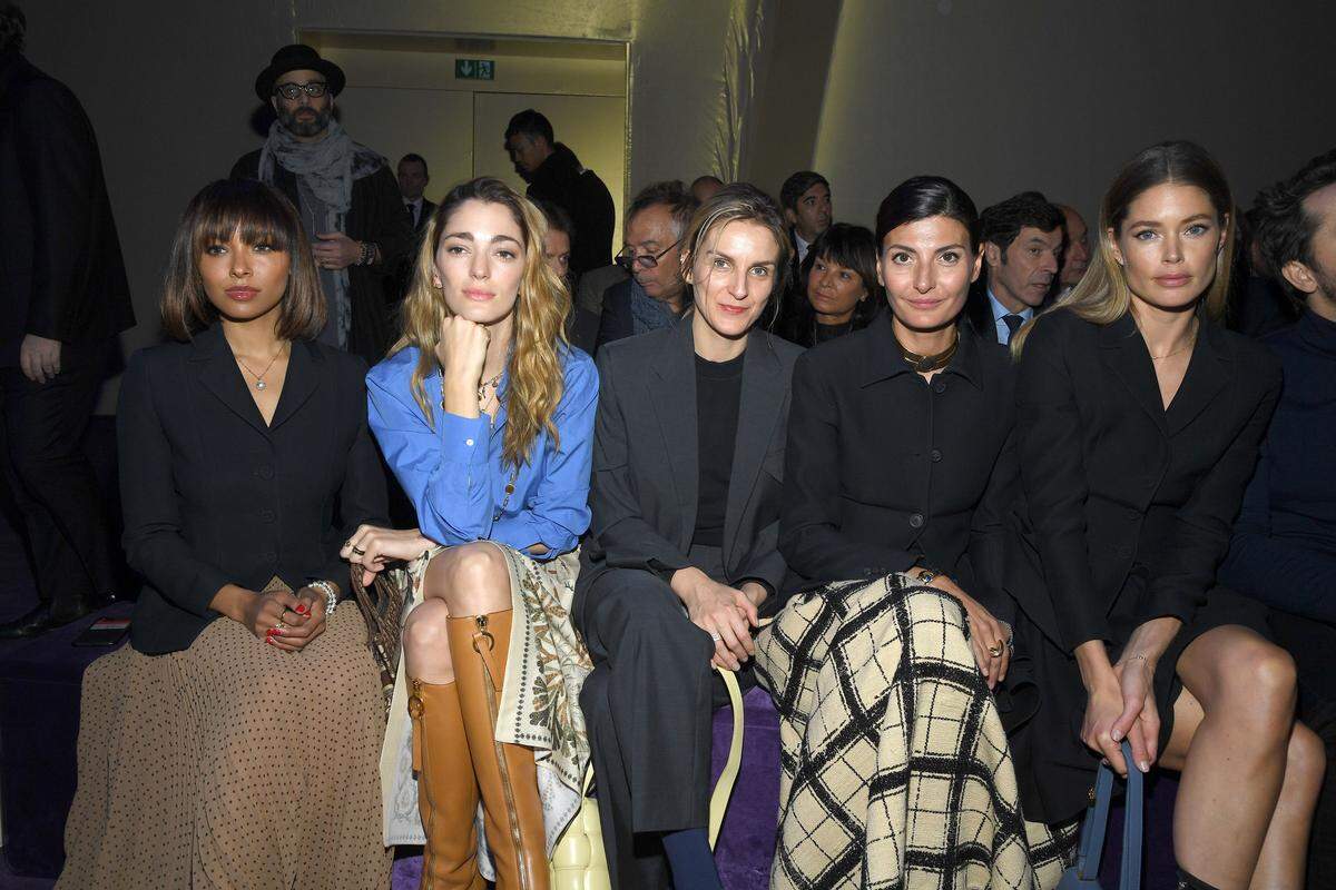 Kat Graham, Sofia Sanchez de Betak, Gaia Repossi, Giovanna Battaglia und Doutzen Kroes haben vor der Dior Haute Couture Show in der Front Row Platz genommen.