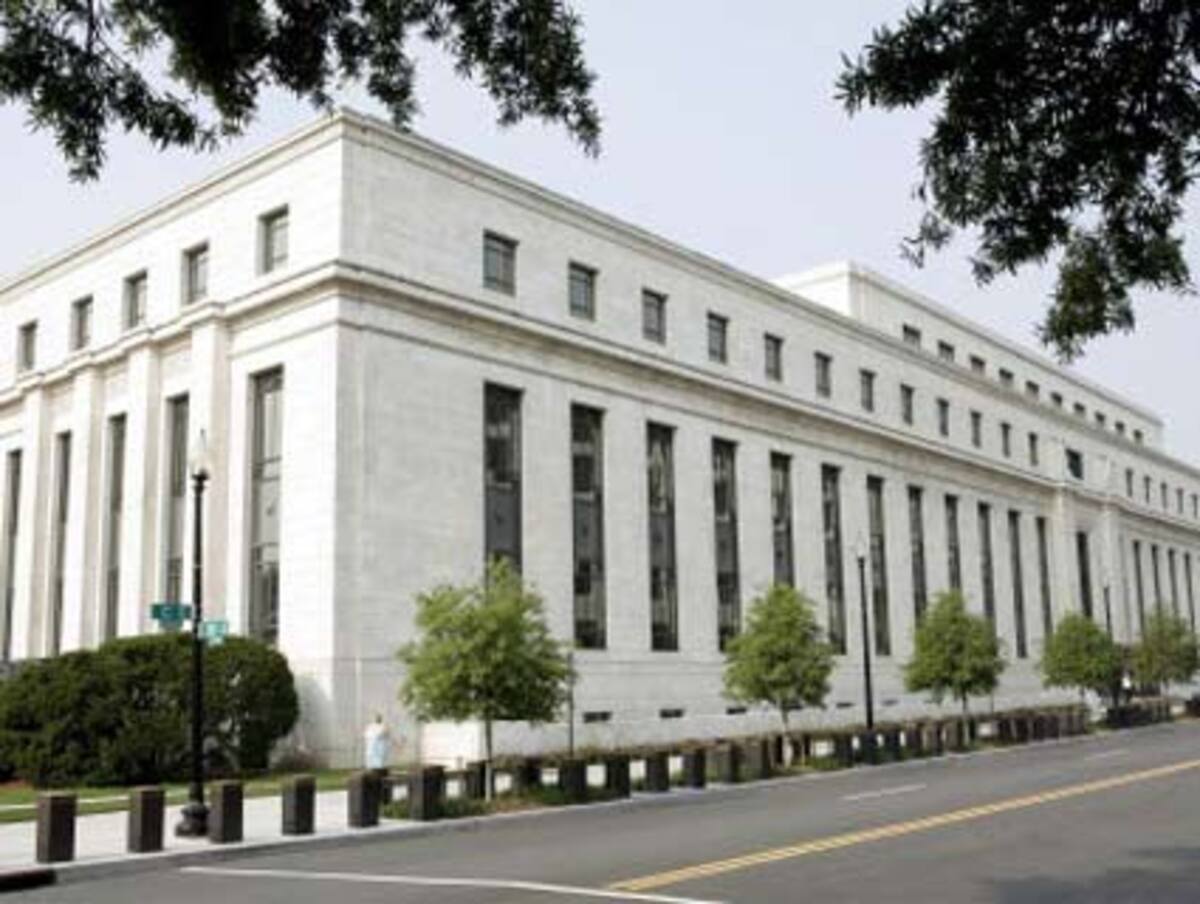 Bisher ließen sich jedenfalls alle Börsenkrisen mit Geld aus der Welt schaffen. Als 1907 Aktienkäufe auf Kredit die Börse in die Krise stürzte, war es der Bankier John Pierpont Morgan, der mit anderen Unternehmern Millionen zur Verfügung stellte und damit die Lage entspannte.In der aktuellen Kreditklemme haben die Notenbanken diese Rolle übernommen. Auch vor 20 Jahren entspannte sich die Situation schnell, als die Fed ihre Leitzinsen senkte.