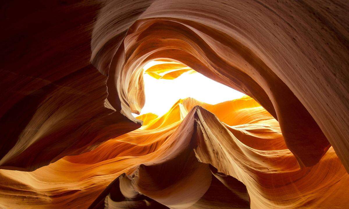 Wie gezeichnet. Der Antelope-Canyon mit seinen prächtigen Rot- und Orangetönen liegt in einem Reservat der Navajo-Indianer in Arizona und ist ein beliebtes Touristenziel.