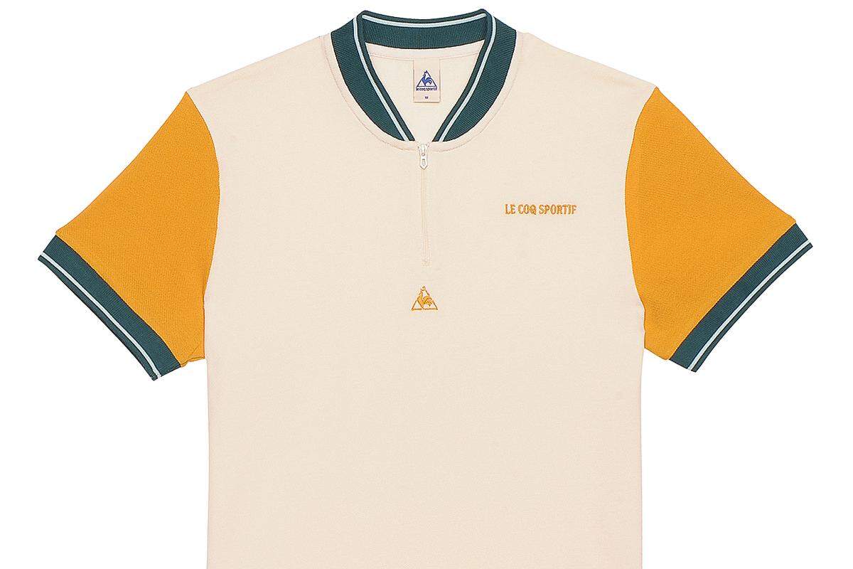 Retro-Ästhetik trifft auch auf dieses Polohemd von Le Coq Sportif zu. Gesehen bei Urban Outfitters um 39 Euro.