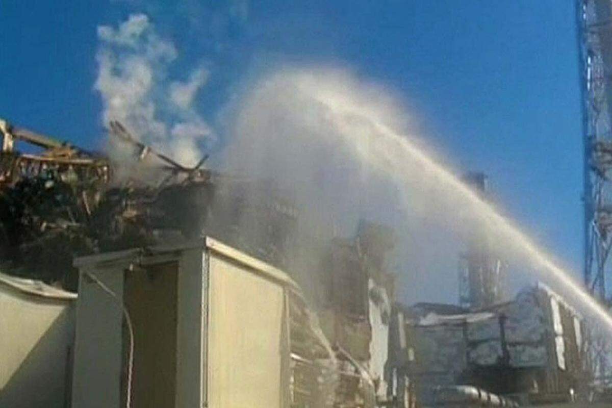 Davor hatten die Einsatzkräfte - wie auch am Wochenende - mit Wasserwerfern versucht, die überhitzten Reaktoren und Abklingbecken runterzukühlen.