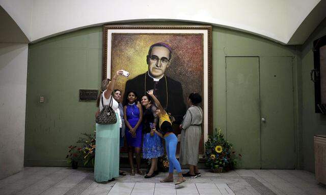Bildnis Oscar Romeros in der Nationalkathedrale von San Salvador.