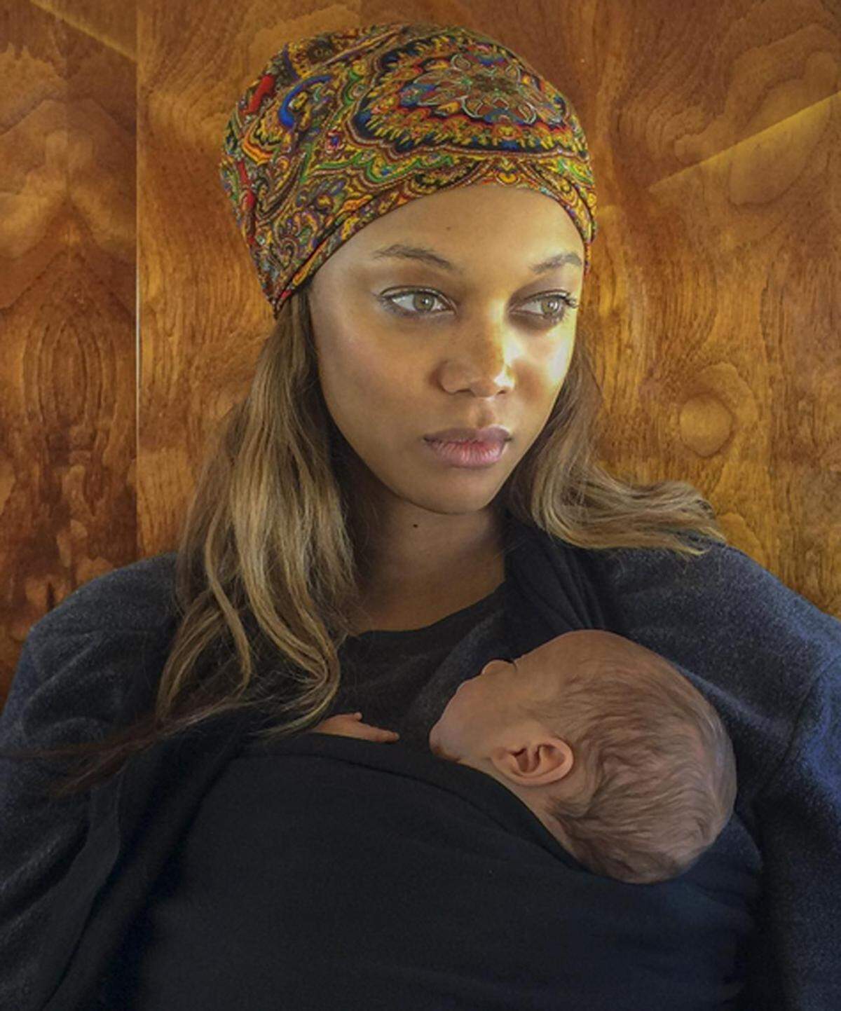 Das erste Foto von Söhnchen York präsentierte Topmodel Tyra Banks auf Instagram. Erst vor zwei Wochen hat die 42-Jährige darüber berichtet, dass eine Leihmutter ihr Baby ausgetragen habe. "Das ist der schönste Valentinstag meines Lebens", titelt sie jetzt.
