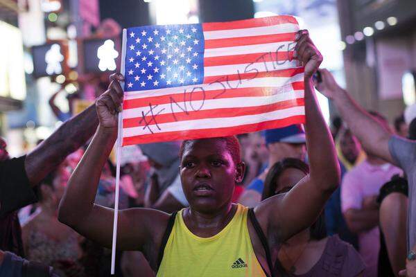 Allein in New York versammelten sich am Sonntagabend zahlreiche Demonstranten zunächst auf dem Union Square in Manhattan, wo sie "Keine Gerechtigkeit, kein Frieden" skandierten.