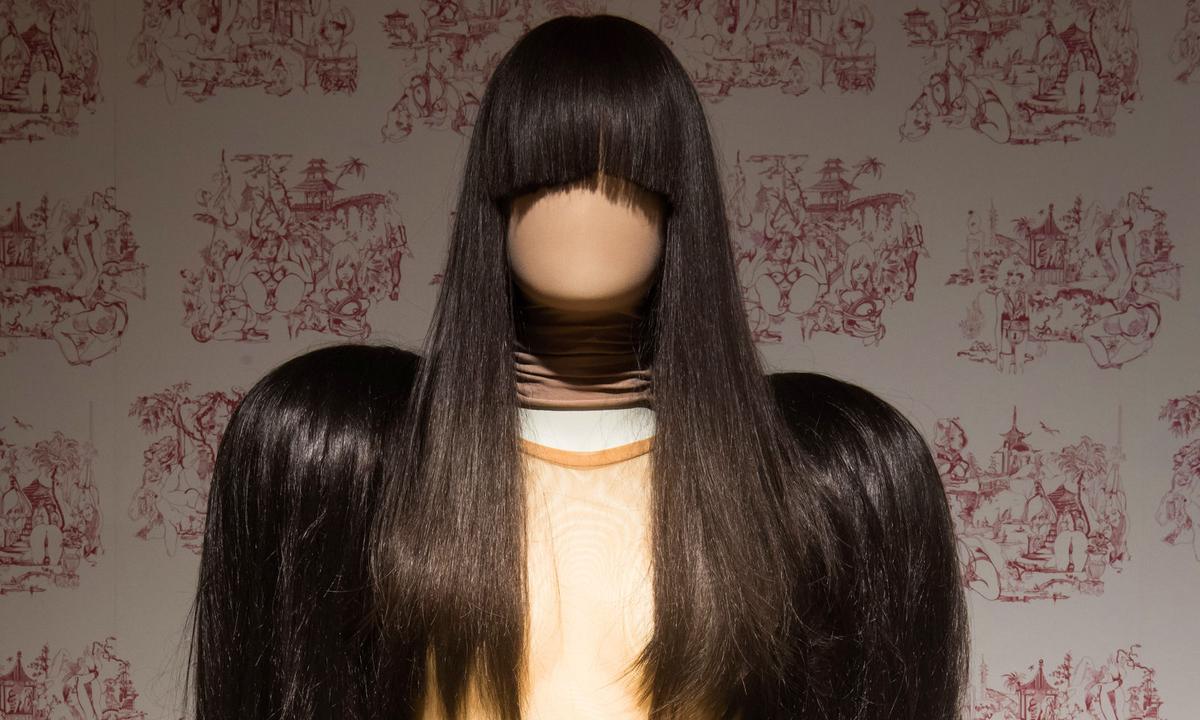 Überzeichnet. Zu jenen Designern, die eine extrem überzeichnete Silhouette präsentierten, zählt etwa der Belgier Martin Margiela.