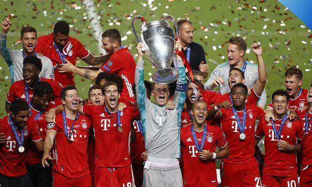Bayern-Spieler mit Pokal
