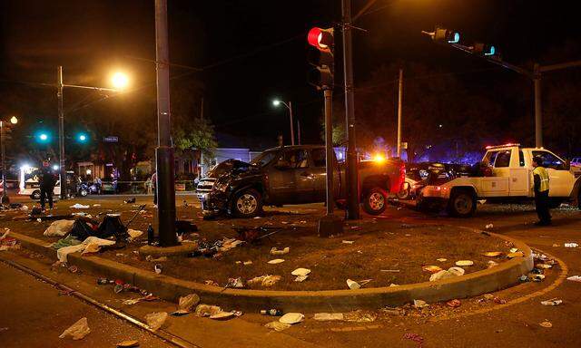 Der Fahrer rammte zwei Autos bevor er in die Menschenmenge raste.