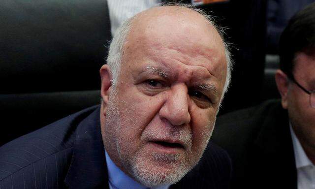 FILE PHOTO: Iran's Oil Minister Zanganeh talks to journalists at the beginning of an OPEC meeting in Vienna