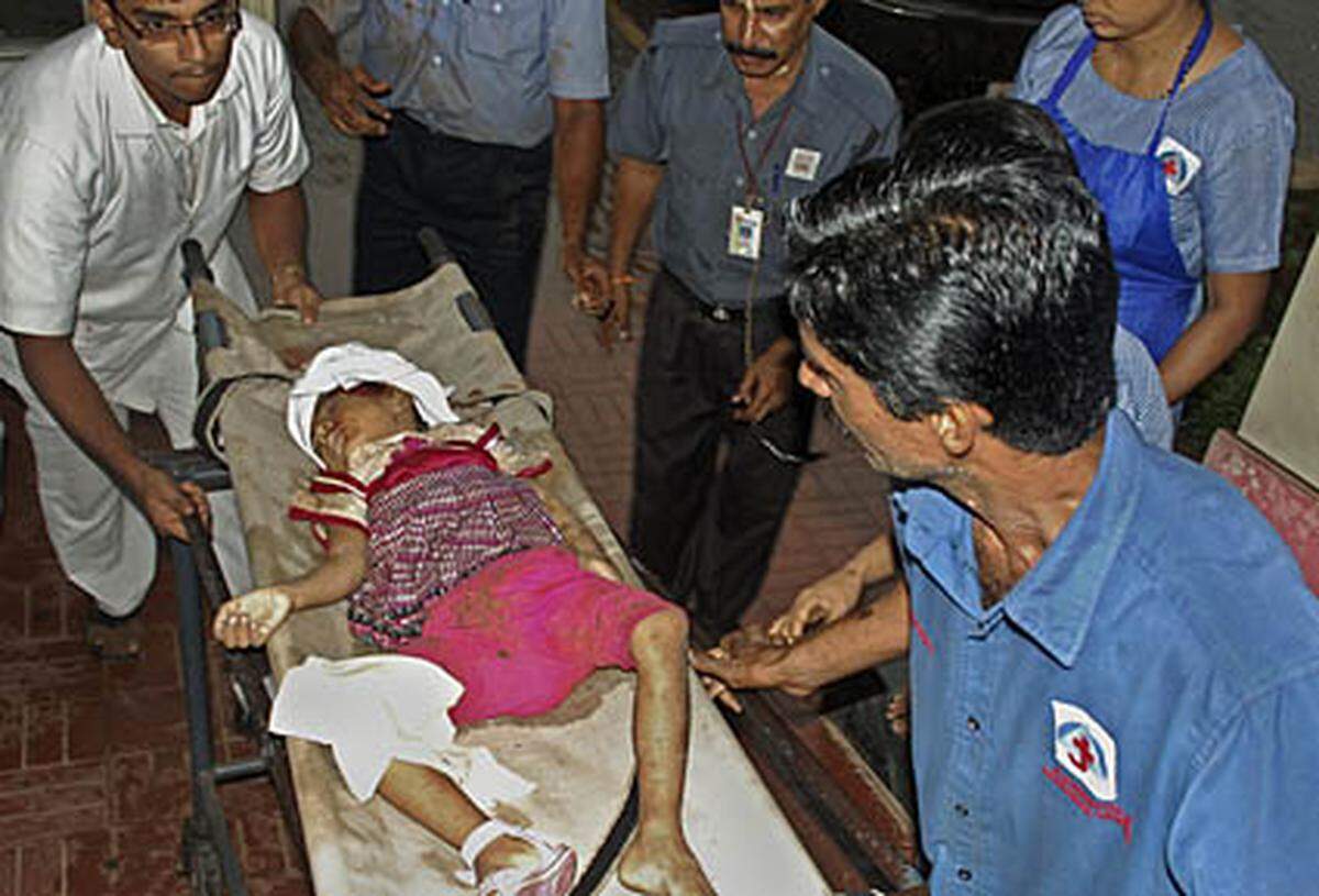 Insgesamt waren 168 Menschen an Bord der Maschine: 160 Passagiere und sechs Besatzungsmitglieder, so die Air India. 19 waren Kinder. Dieses Mädchen hat überlebt.