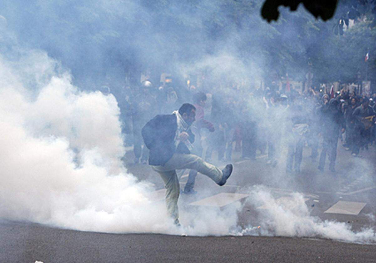 In Paris ging die Polizei mit Tränengas und Pfefferspray gegen mehrere hundert Demonstranten vor.