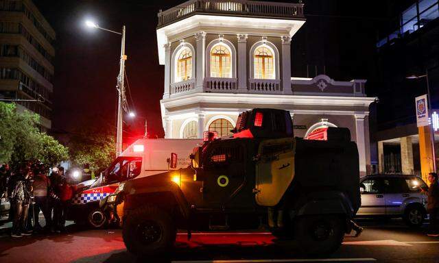 Ein Militärfahrzeug parkt am 6. April vor dem Gebäude, in dem Jorge Glas festgehalten wird.