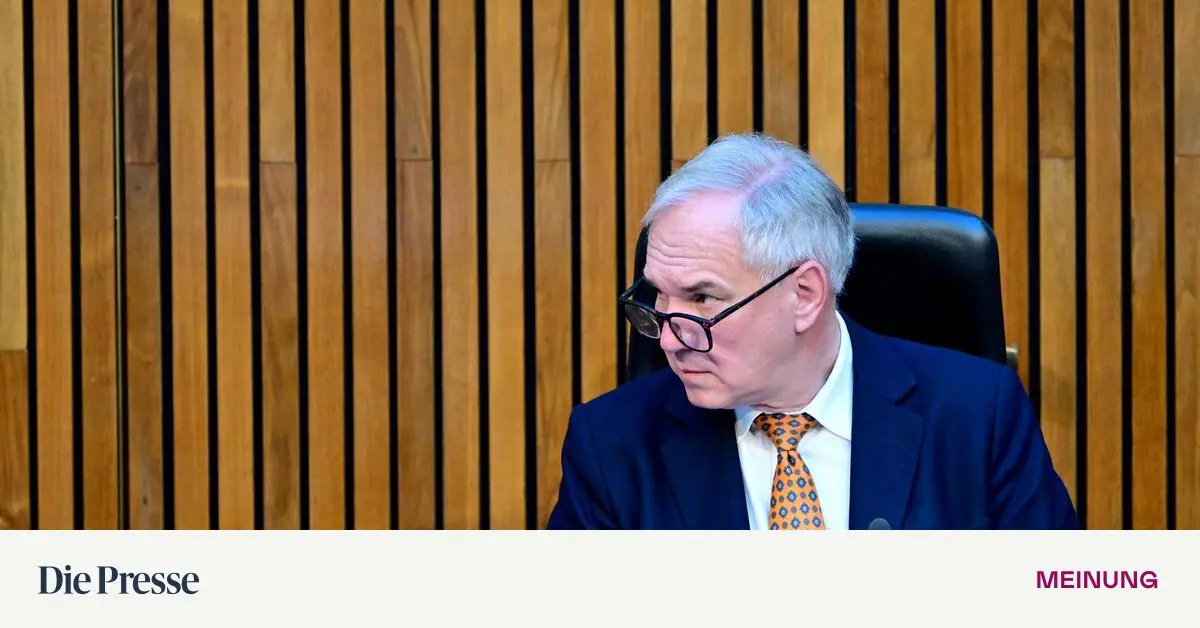 Ein-Ballsaal-f-r-das-Parlament-premium-