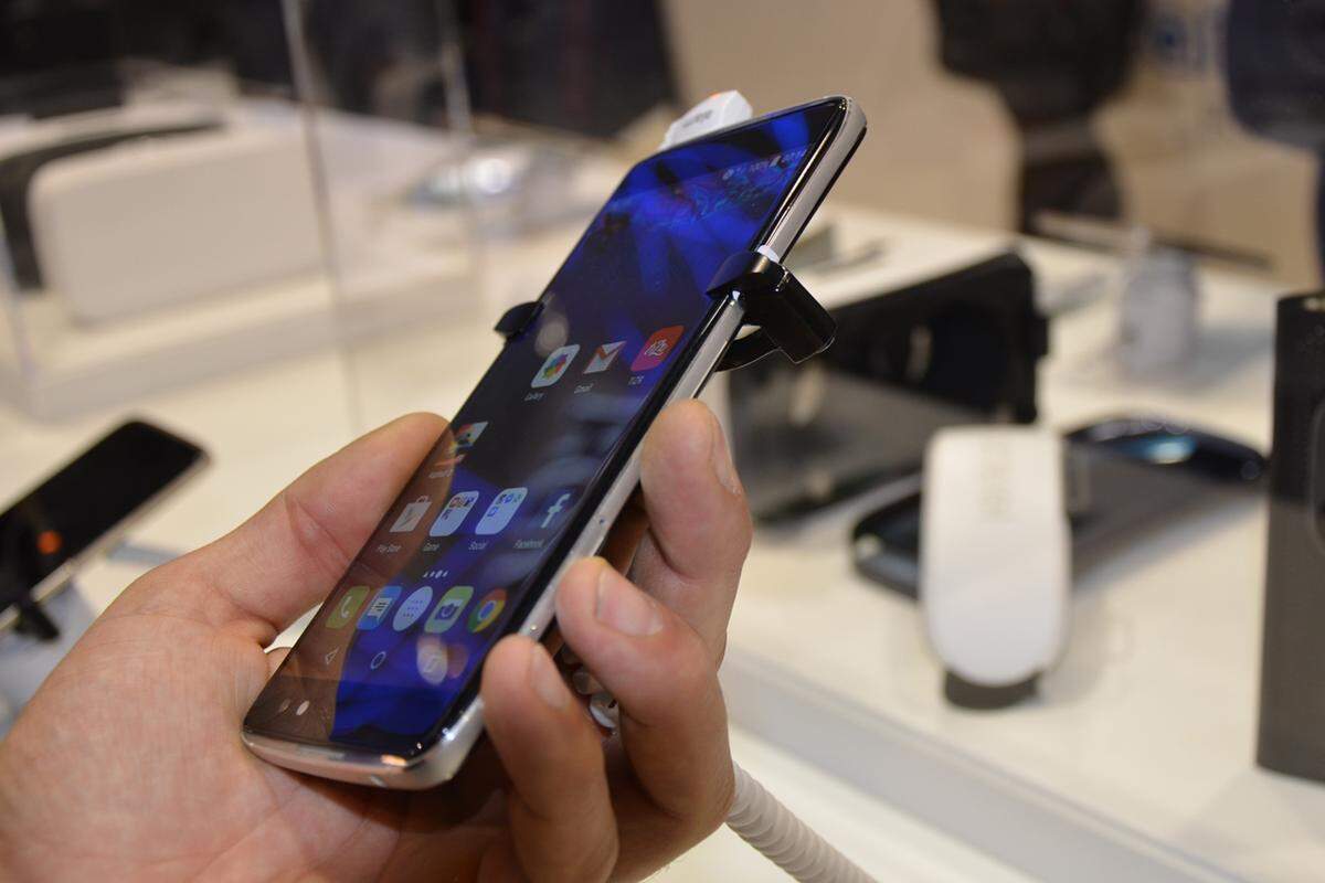 Das Idol 4S wird in direkter Konkurrenz zu Apple und Samsung positioniert. Dafür wurde die Hardware in ein Metall-Glas-Gehäuse gepackt, das an der Frontseite durch das 5,2 Zoll große Display dominiert wird. Die Auflösung kann sich durchaus sehen lassen - nicht nur am Papier. Das Display löst mit 1440 x 2560 Pixel auf.