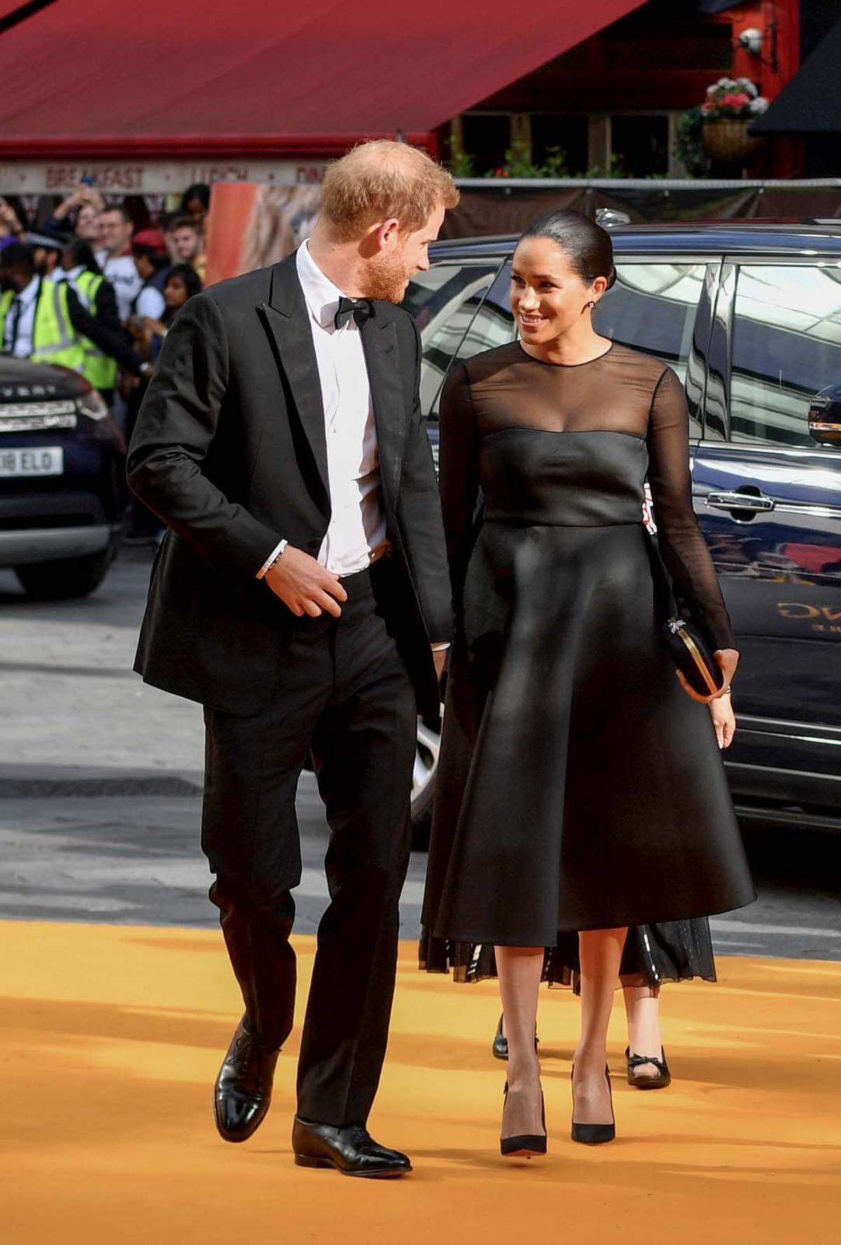 Royale Gäste kamen auch zur Premiere: Harry und Meghan, Prinz und Herzogin von Sussex. Ihr Mesh Panel Flare Kleid stammt aus der Jason Wu Collection.