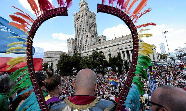 Tausende Menschen versammelten sich in Warschau um für mehr Rechte sexueller Minderheiten zu kämpfen.