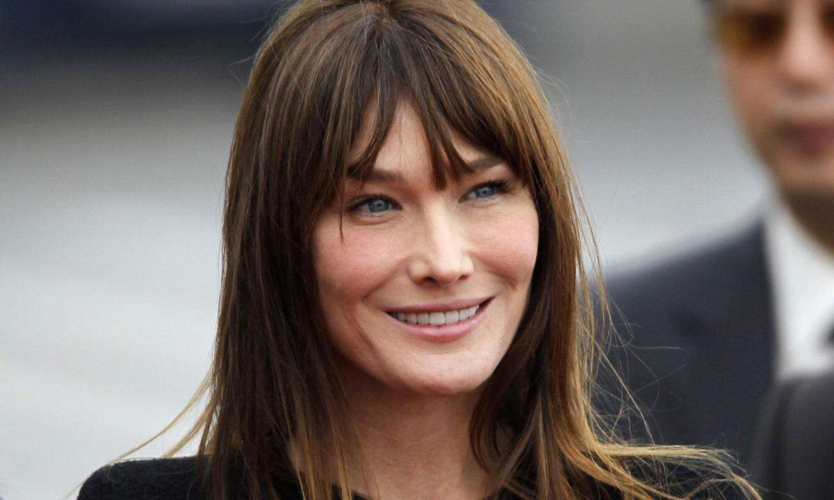 Carla Bruni, Sängerin und Ex-Top-Model: "Lieber Karl, danke für all die Funken... Danke, dass Du so viel Schönheit und Leichtigkeit in diese so schwere Mode gebracht hast, so viele Farben in dieses Grau, so viel Geist in diese erloschene Zeit."