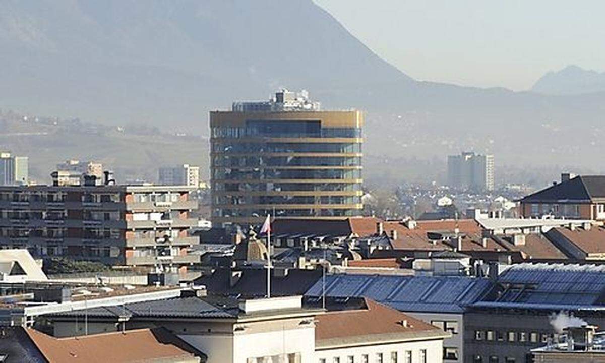 Die rund 300 Mitarbeiter der Moser Holding haben seit Dienstag ihren Arbeitsplatz im neuen Bürokomplex "Headline" im Innsbrucker Stadtzentrum. Die Pema Gruppe errichtete das nachhaltige Hotel- und Bürogebäude.