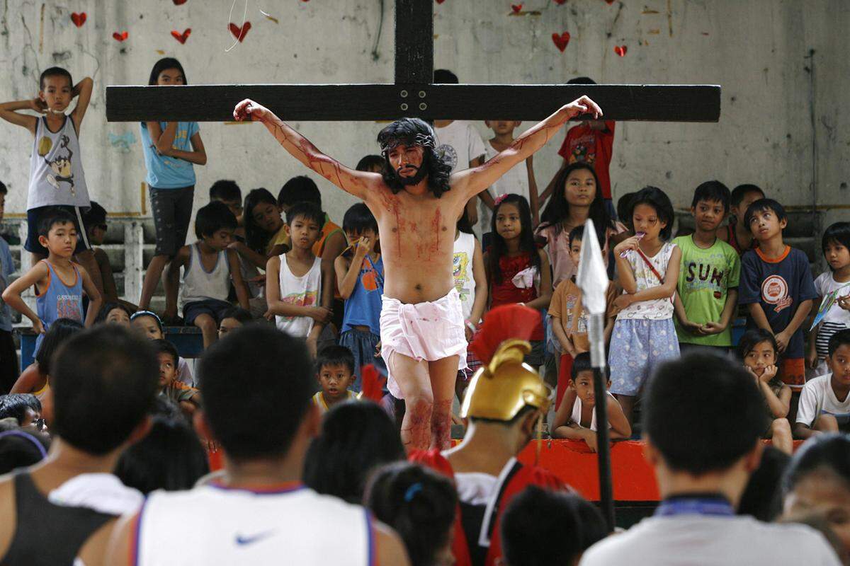 Der 30 Jahre alte J.R. Galvez hängt in Mandaluyong im Großraum Manila schon am Gründonnerstag an einem Kreuz.