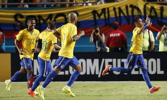 Neymar jubelt mit Teamkollegen