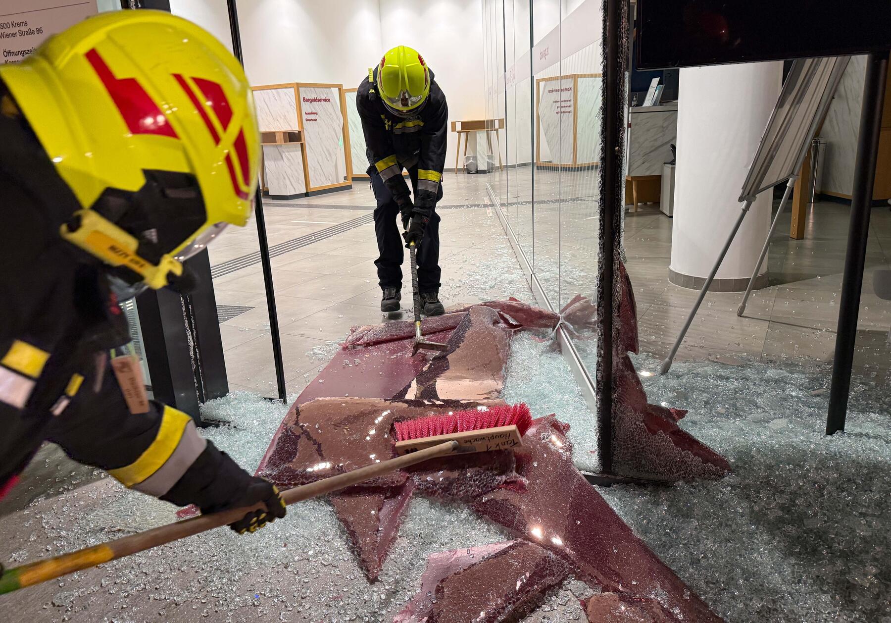 Auto in Krems in Bankfiliale gekracht