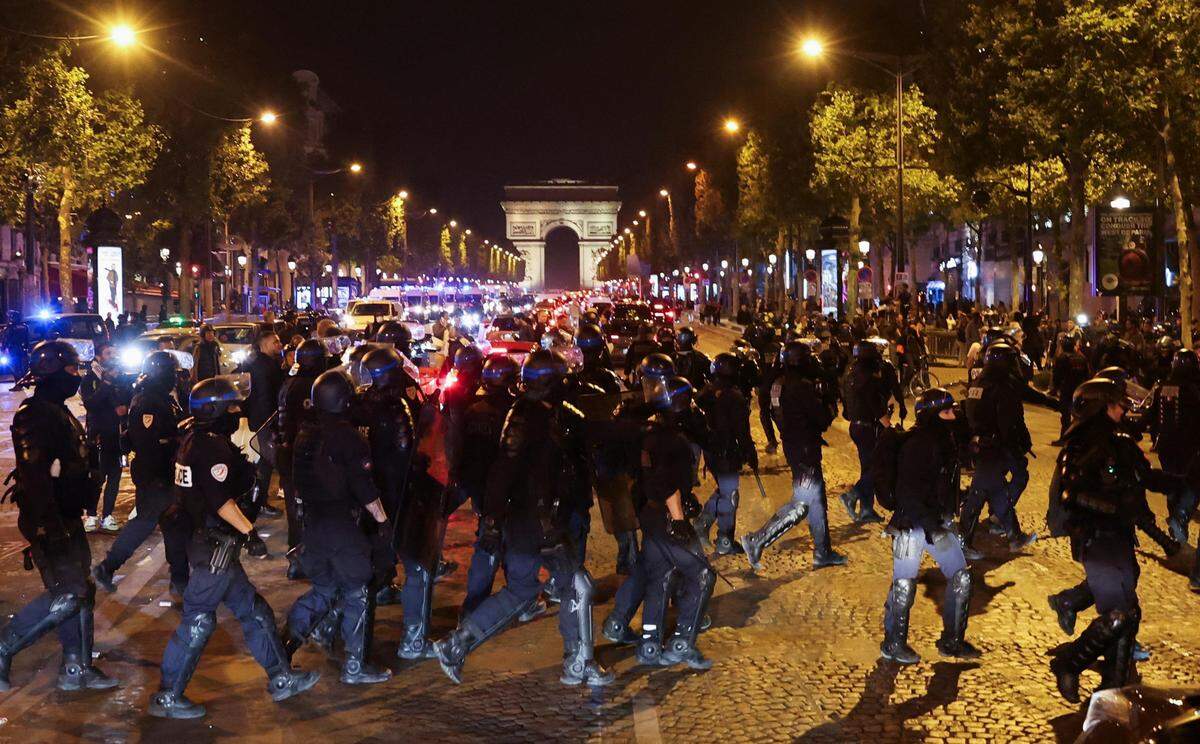 Bilder von den Protesten und der Räumung der Champs Élysées.