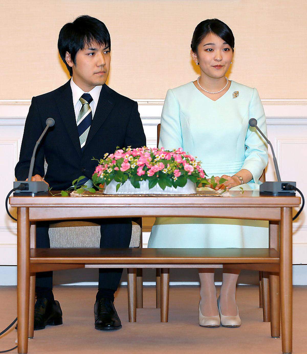 Im Gegenzug dafür darf die kaiserliche Prinzessin einen normalen japanischen Bürger heiraten, ihren früheren Studienkollegen Kei Komuro. Die Hochzeit findet am 4. November statt.