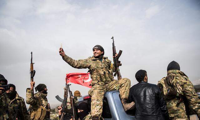 Ein Selfie vor dem Einsatz in Afrin. Syrische Rebelleneinheiten ziehen für die Türkei in die Schlacht gegen kurdische Milizen.