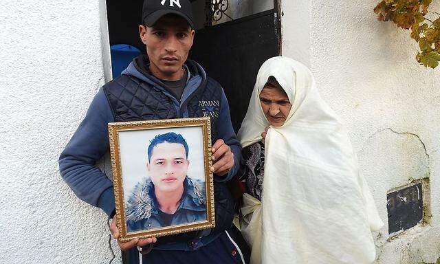 Der Bruder des mutmaßlichen Berlin-Attentäters posiert mit dessen Portraitbild in Tunesien.