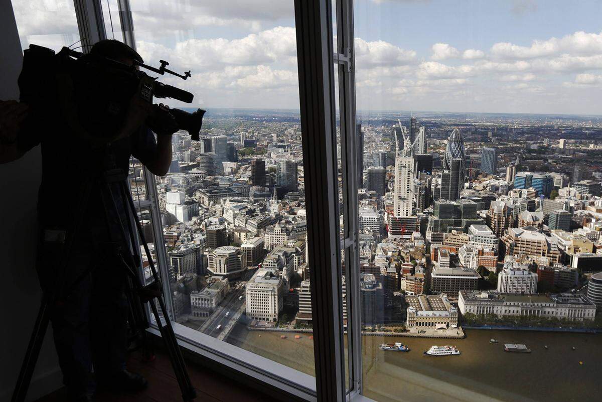 Londons Bürgermeister Boris Johnson sagte der BBC, das Gebäude sei "ein erstaunliches Stück Architektur". Angesichts der geteilten Meinung der Bürger über den Turm fügte er aber hinzu, dass der Bau von Wolkenkratzern in London "kontrolliert" bleiben müsse.