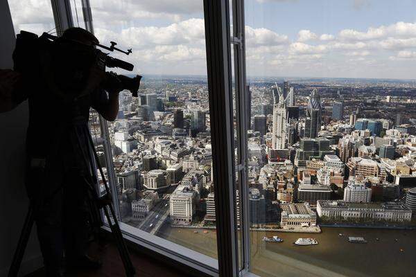 Londons Bürgermeister Boris Johnson sagte der BBC, das Gebäude sei "ein erstaunliches Stück Architektur". Angesichts der geteilten Meinung der Bürger über den Turm fügte er aber hinzu, dass der Bau von Wolkenkratzern in London "kontrolliert" bleiben müsse.