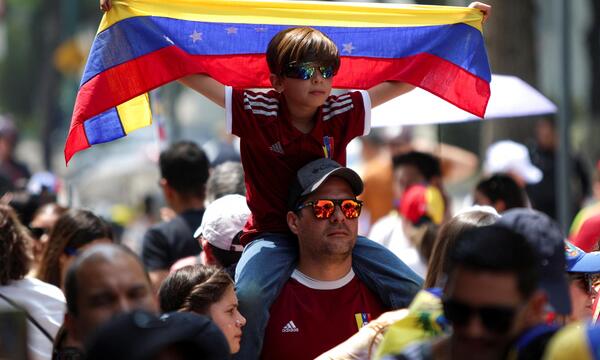 Unter anderem in Australien, Malaysia, Kanada, Spanien, Deutschland und England gingen Venezolaner auf die Straße, hier ein Foto aus Mexiko. 