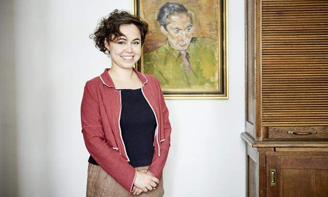 Anna Goldenberg vor dem Porträt von Josef Feldner, der ihren Großvater versteckte.