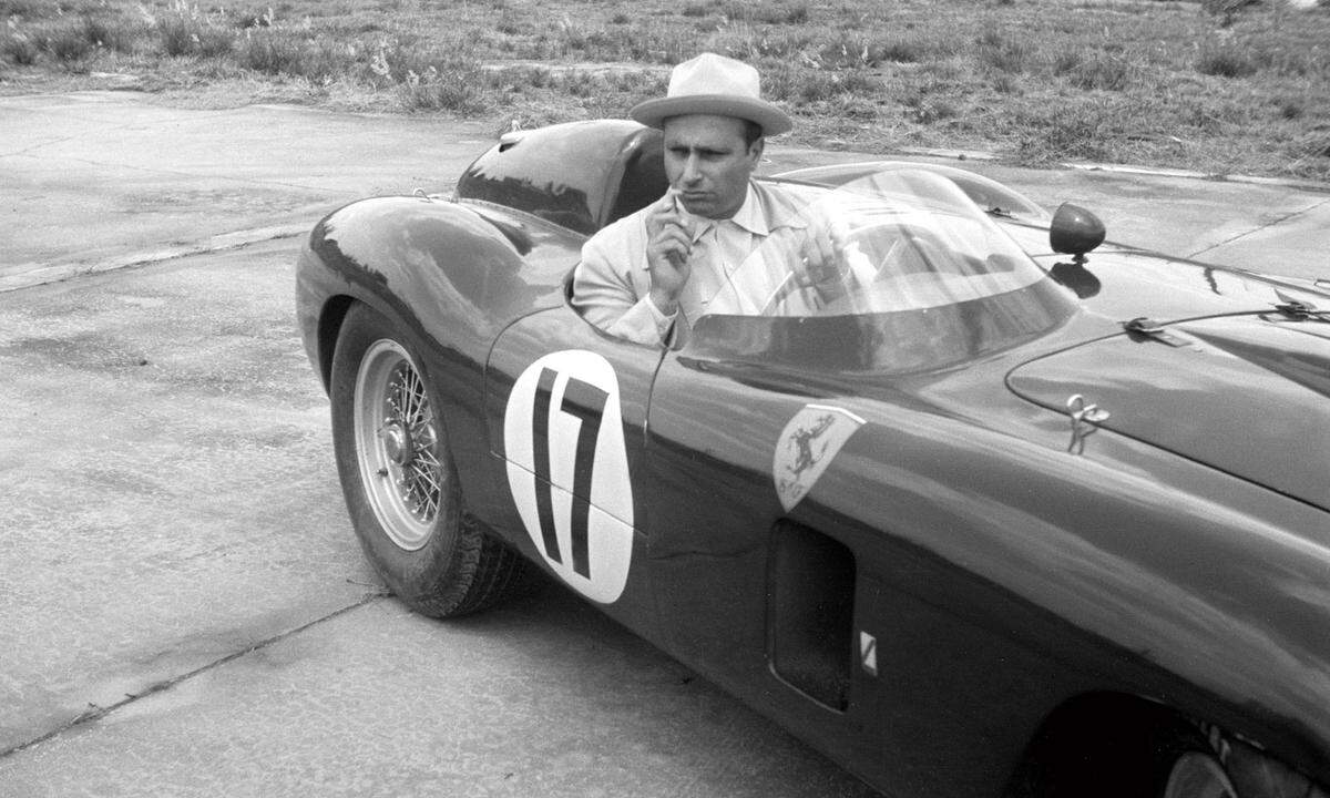 Coolness, 1956. Die naturnahe Piste von Sebring in Florida, die Schwellkörper eines Ferrari 860, das Outfit eines bis dahin schon dreifachen Weltmeisters auf dem Weg zum Qualifying. Fangio war Genussraucher bis in seine späten Tage.