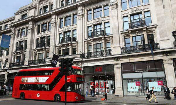 Infolge des Drucks der EU plant H&M den Verkauf von Second-Hand-Ware in der Londoner Vorzeige-Filiale. 
