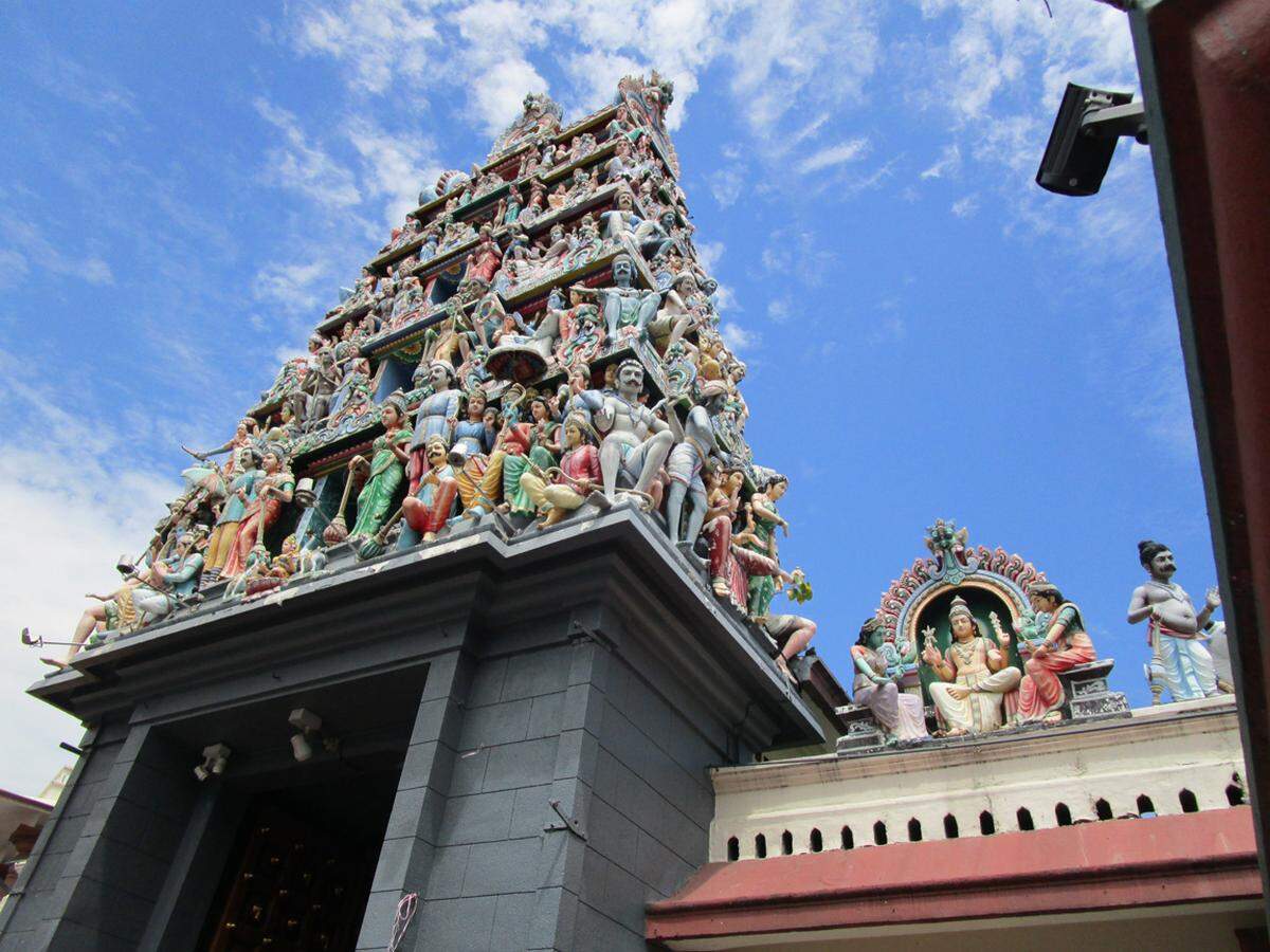 Auf der anderen Seite Chinatowns, dort, wo sich die Menschenmassen drängen, befindet sich mittendrin plötzlich eine kleine Irritation: der Sri Mariamman Temple, der älteste und wichtigste Hindu-Tempel des Landes.