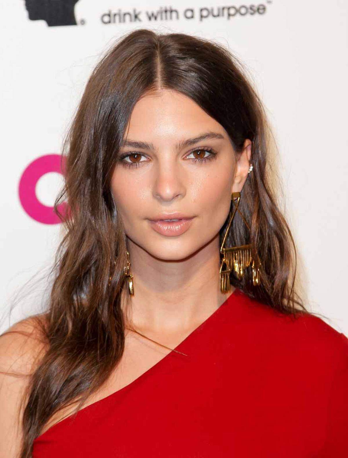 Emily Ratajkowski sieh mit den "Out of Bed"-Haaren verführerisch aus.