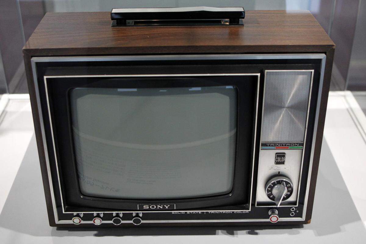 Es war Sonys erster Farbfernseher. Mit der heutigen Bilddarstellung nicht mehr zu vergleichen. Aber auch bei diesem Modell zeigt sich noch die eckige Bauweise. Ein hübsches Holzkasterl aus dem Jahre 1968.