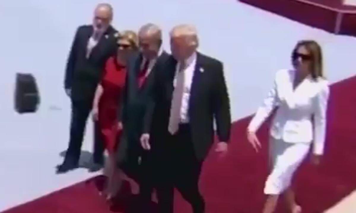 Melania Trump sorgte für viele Diskussionen und Geraune, weil sie ihrem Gatten mindestens einmal nicht die Hand reichen wollte. In Israel mag sie sie sogar weggeschlagen haben, aber ob und warum, ist nicht bekannt. Auf einer Gangway wollte Trump erneut nach ihr greifen, er geht Treppen nicht gern alleine hinunter - aber genau da fährt sich Melania mit der Hand durchs Haar, Trump greift ins Leere. Zufall - oder Symbolbilder für den Zustand einer Ehe?, eine Frage, die auf Twitter heiß diskutiert wurde - und wird.  &gt;&gt;&gt; Link zum "Handschlag"-Video 