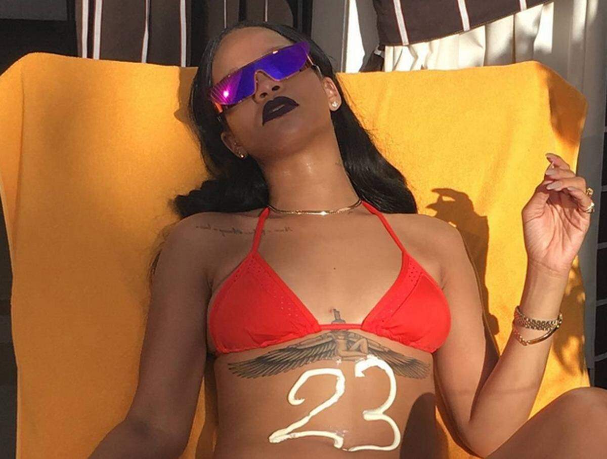 Die richtigen Accessoires, etwa Sonnenbrille und Schmuck, sind für Rihanna ein Muss.