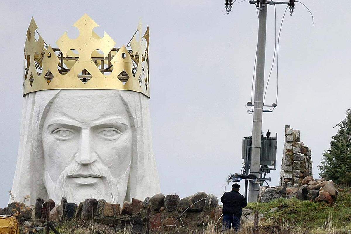 Im westlichen Polen ist die größte Jesus-Statue der Welt eingeweiht worden: Mit ihren 36 Metern ist die Figur größer als der Cristo Redentor in Rio de Janeiro.