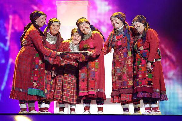 Russland setzt auf Erfahrung und entsendet die Popomatruppe Buranovskiye Babushki ins Rennen. Die Damen zwischen 56 und 76 Jahren, die seit 2008 als Gruppe aktiv sind, betreten in traditioneller Kleidung der Udmurten die Bühne und eröffnen ihr Lied "Party for Everybody" auch in der Sprache dieser Minderheit, bis dann der harte Bruch zum Ballermacher-Refrain erfolgt. In jedem Falle ein Freak- und Knuddelbonus.