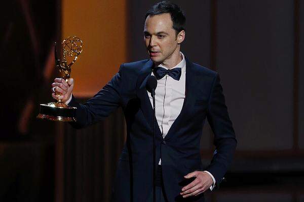 Jim Parsons scheint ein Dauer-Abo auf den Emmy zu haben: Der "Big Bang Theory"-Star holte sich seine dritte Trophäe als bester Hauptdarsteller in einer Comedy-Serie ab.