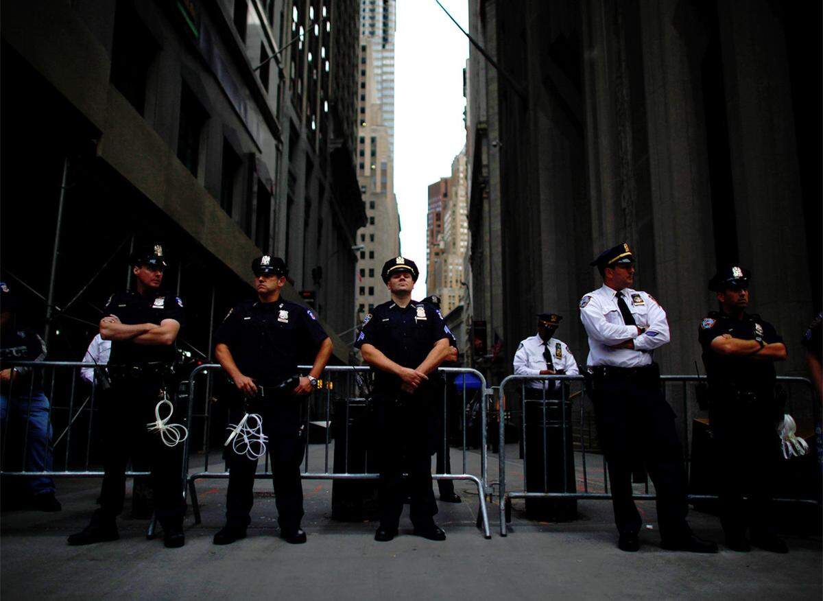 Schwere Eisengitter und Polizisten versperren den Weg zur Wall Street. Alltag angesichts aktueller Terrorwarnungen? Weit gefehlt ...