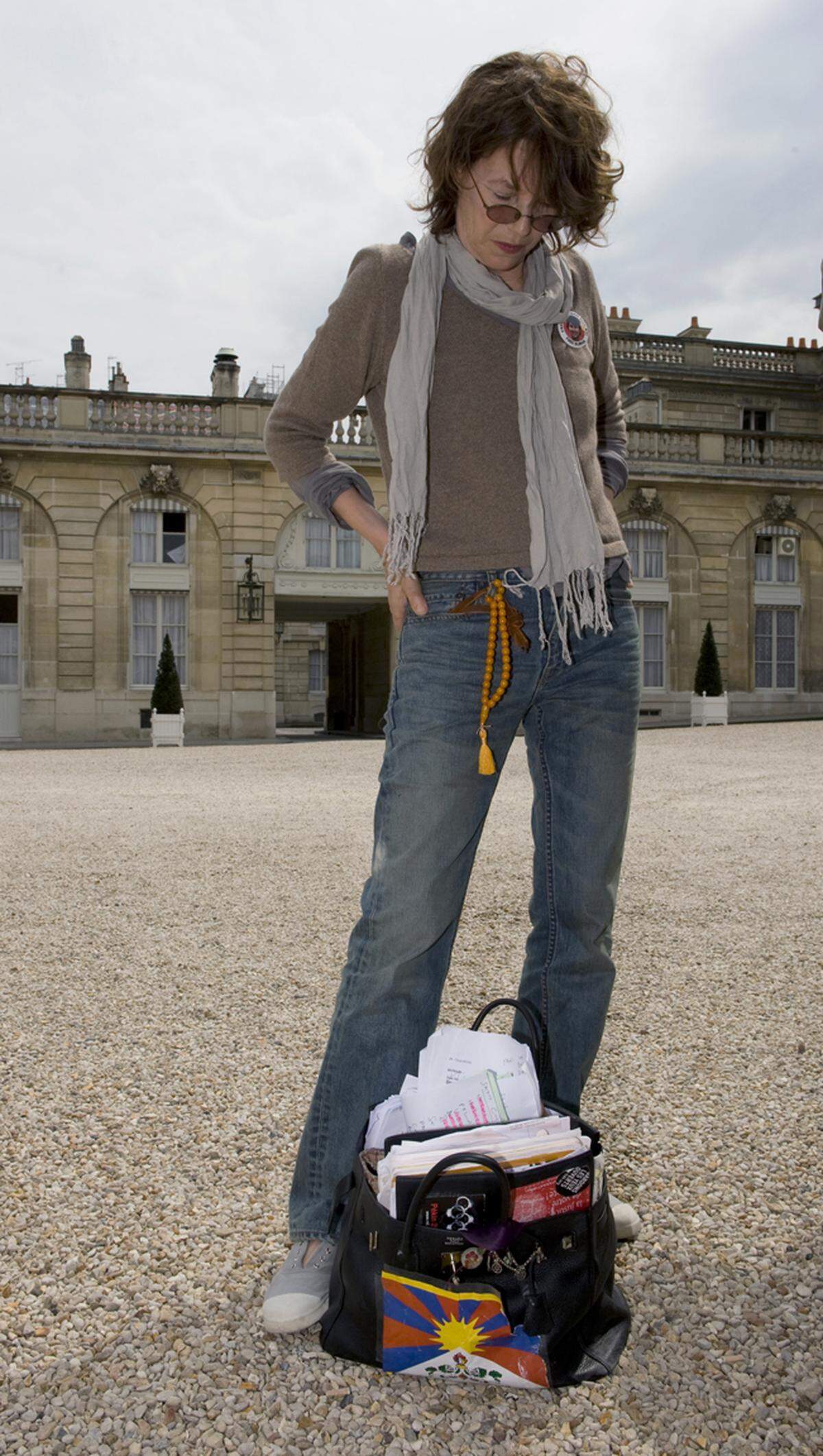 Jane Birkin besaß im Laufe der Zeit vier Hermès Taschen, die sie aber alle nach einer gewissen Zeit auktioniert und das Geld für Hilfsprojekte spendet.